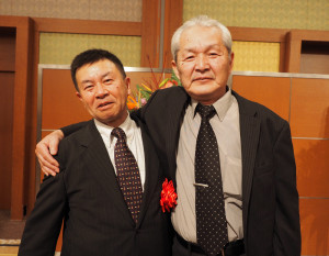 今年1月に行われた鳩協・総合表彰式に出席した吉田憲二氏（左）。先輩の浅野文男氏と共に受賞の喜びをわかちあった。